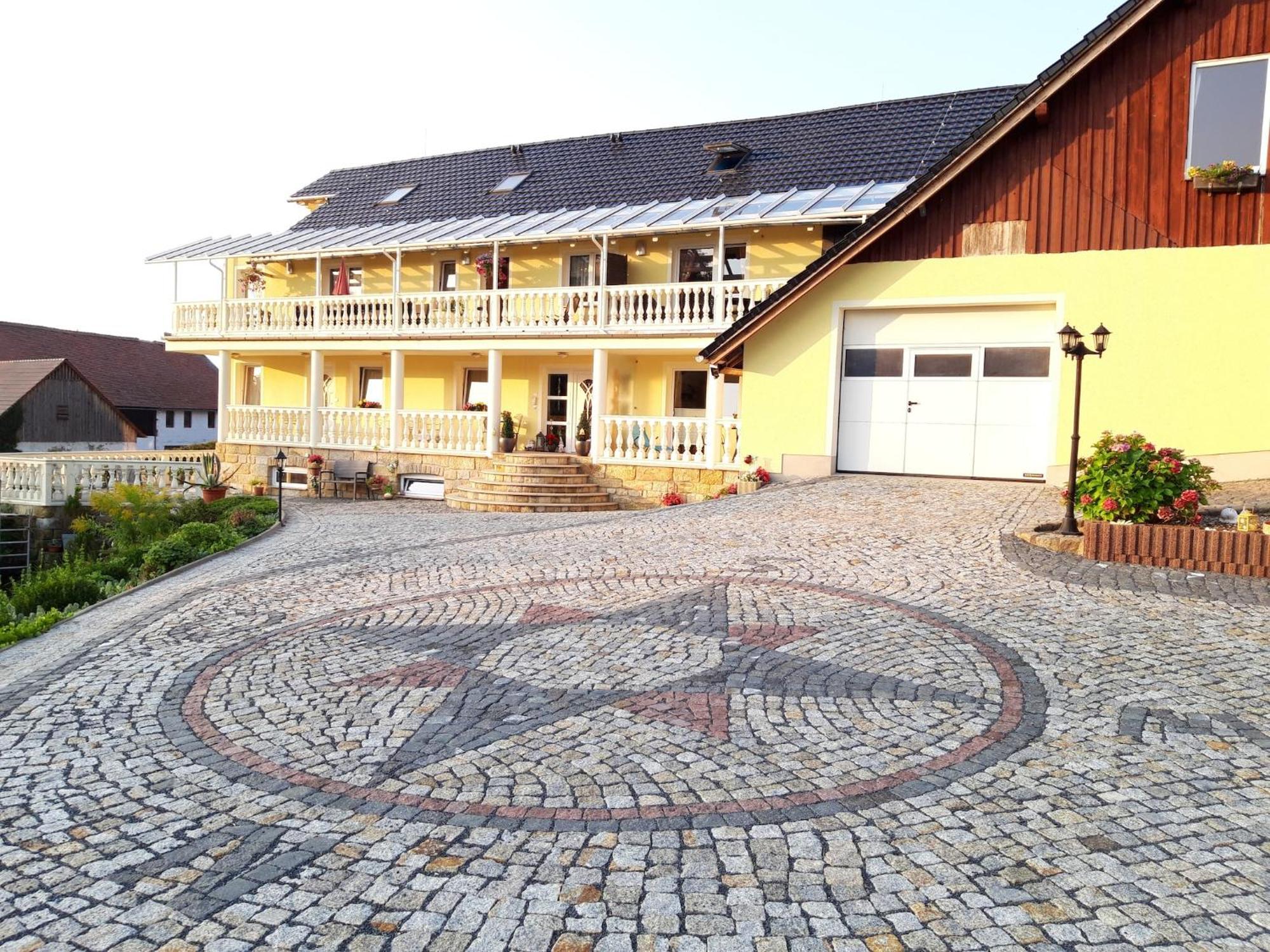 Roomy Apartment In Lichtenhain With Pond Kültér fotó